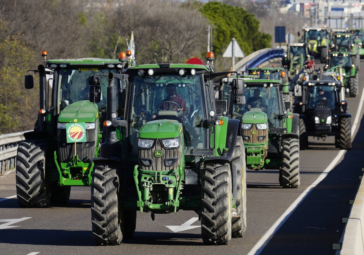 Decenas de tractores bloquean el acceso al Puerto de Tarragona