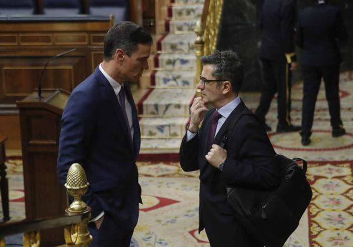 El presidente del Gobierno, Pedro Sánchez, con el ministro de Justicia, Félix Bolaños