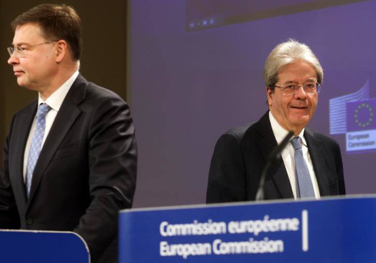 El vicepresidente Vadis Dombrovskis y el comisario de Economía, Paolo Gentiloni