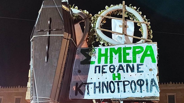 En la pancarta «hoy ha muerto la ganadería» en griego