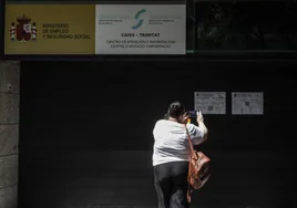 Seguridad Social lanza un teléfono, el 020, para llegar a los miles de beneficiarios del Ingreso Mínimo Vital que no lo piden