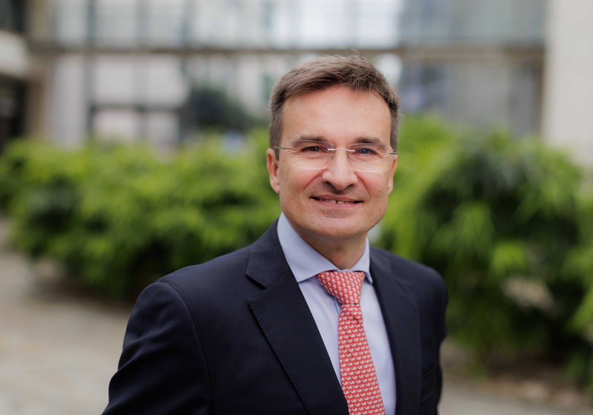 IAG nombra a Marco Sansavini presidente de Iberia y confía Vueling a Carolina Martinoli