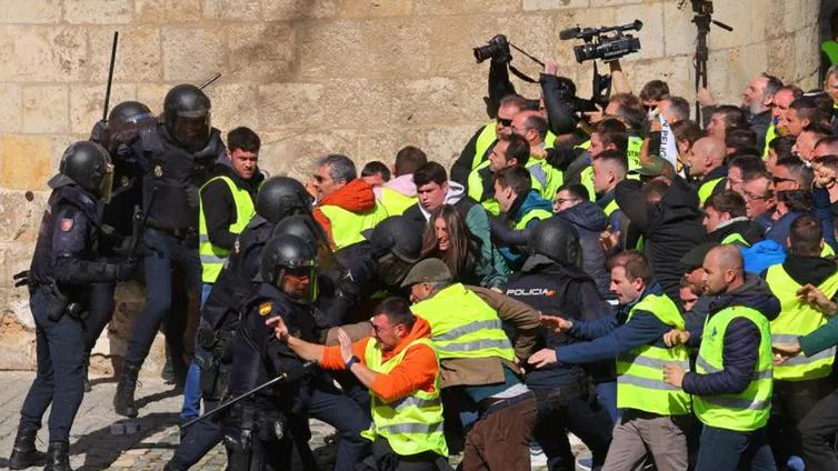 Enfrentamientos con la Policía en la protesta de cientos de agricultores al intentar acceder a las Cortes de Aragón