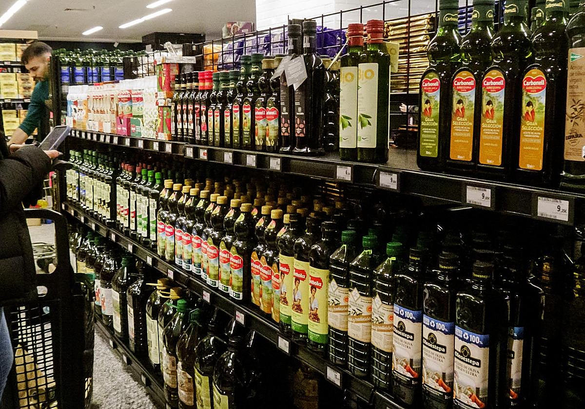 Botellas de aceite en un supermercado