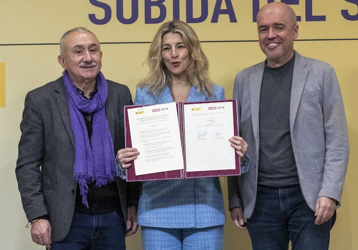 La vicepresidenta segunda del Gobierno, Yolanda Díaz, junto a los líderes de UGT y CC.OO., Pepe Álvarez y Unai Sordo