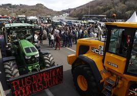 Los tractores colapsan la frontera de Irún con Francia para exigir un mayor reconocimiento a su trabajo