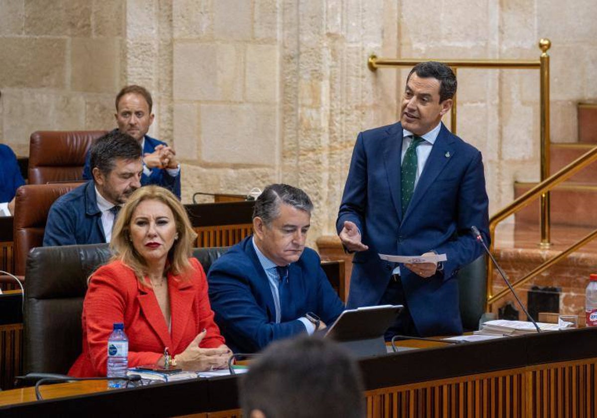El presidente de la Junta de Andalucía, Juanma Moreno, en el Parlamento andaluz
