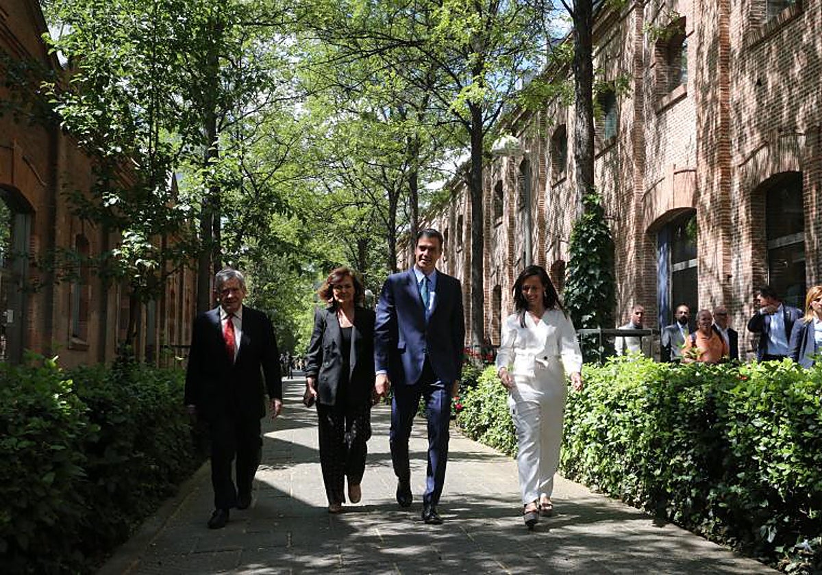 Pedro Sánchez (centro), con Carmen Calvo, Beatriz Corredor y Enrique Barón