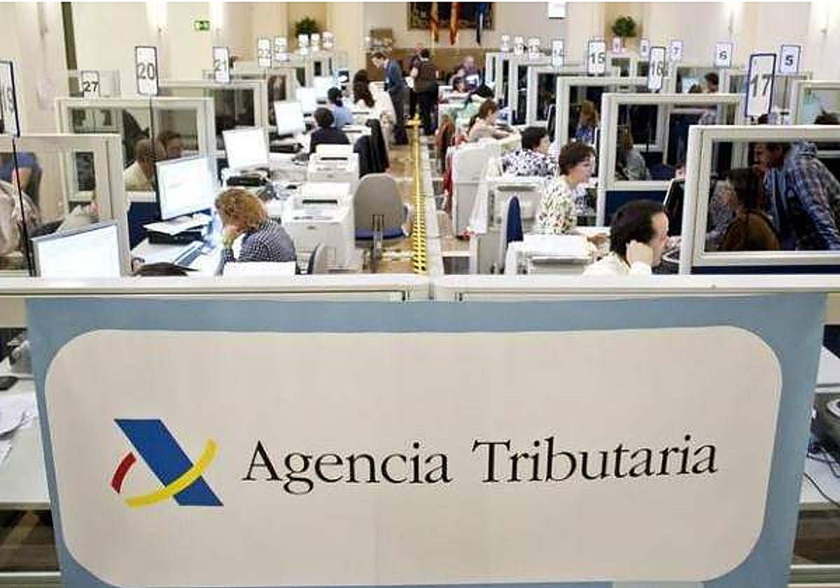 Trabajadores de la Agencia Tributaria atienden a contribuyentes en una oficina
