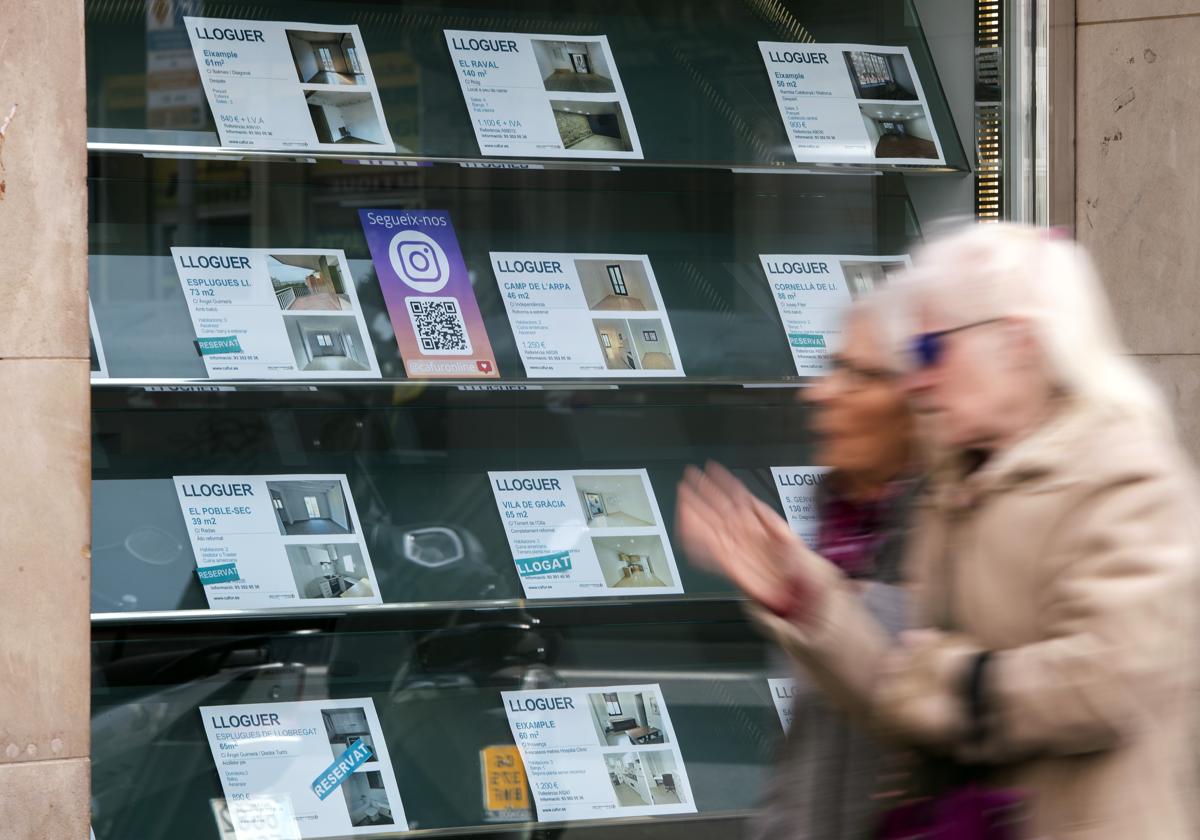 Vista del escaparate de una oficina inmobiliaria de Barcelona