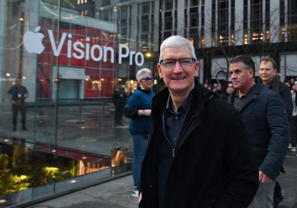 El director ejecutivo de Apple, Tim Cook en una Apple Store de Nueva York