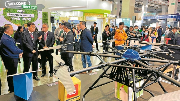 El ministro de Transportes de Taiwán, Wang Kwo-tsai (segundo por la izquierda de la imagen), se interesa por uno de los drones expuestos en la Exposición de Ciudades Inteligentes de Taiwán