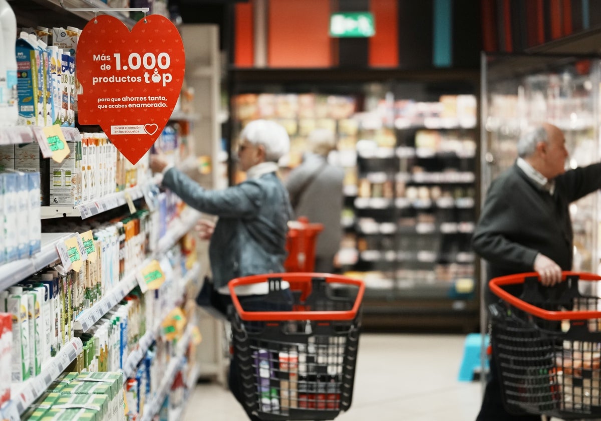 El aceite de oliva impulsa el gasto en la cesta de la compra, que sube un