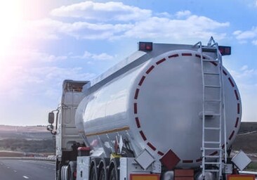 Camión cisterna que transporta carburantes