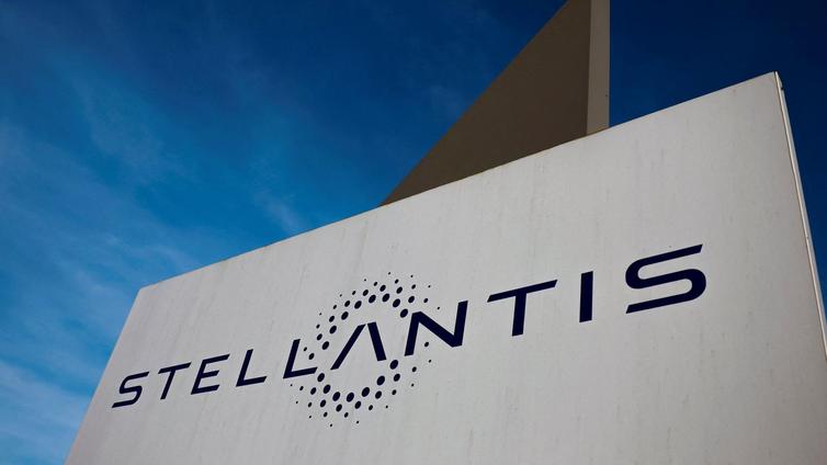 Stellantis obliga a sus empleados a teletrabajar un día concreto y aprovecha para despedir a 400 por videollamada