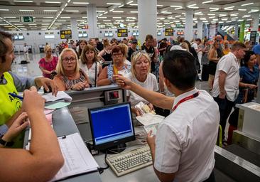 Varias aerolíneas llegan a un acuerdo con Consumo y evitan la sanción por no tener teléfono de atención al cliente