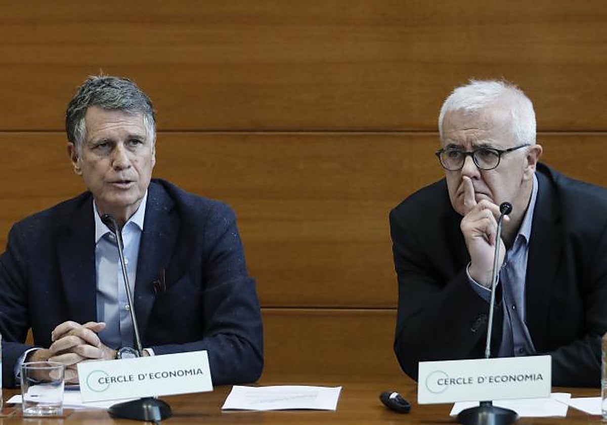 El presidente del Cercle d'Economia, Jaume Guardiola (i), y el director general de la entidad, Miquel Nadal (d), al presentar las jornadas