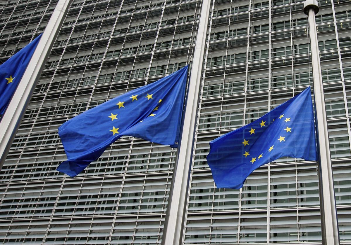Varias banderas de la UE.