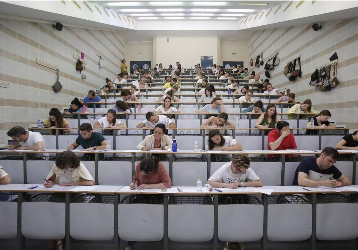 Un grupo de opositores hacen el examen de su oposición
