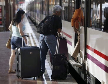Renfe emite abonos gratis en Cercanías y Media Distancia para viajar hasta el 31 de agosto: requisitos y cómo obtenerlos