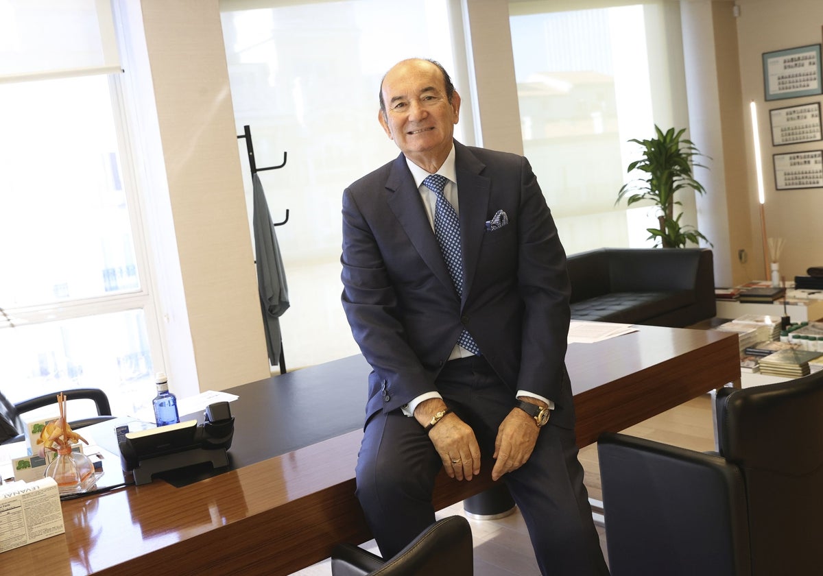 El empresario Félix Revuelta posa en la sede de Naturhouse, en Madrid