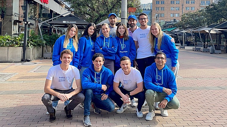 Payflow se fundó en Barcelona en plena pandemia. Un año y ocho meses después se expande a Colombia (en la imagen, el equipo en el país) y posteriormente a Perú. Uno de sus fundadores, Benoit Menardo, lanza un mensaje claro para quienes se planteen la expansión internacional a Latam: «Hay que coger un avión y mudarse allí unos meses o el primer año porque si no, no entiendes la cultura local»