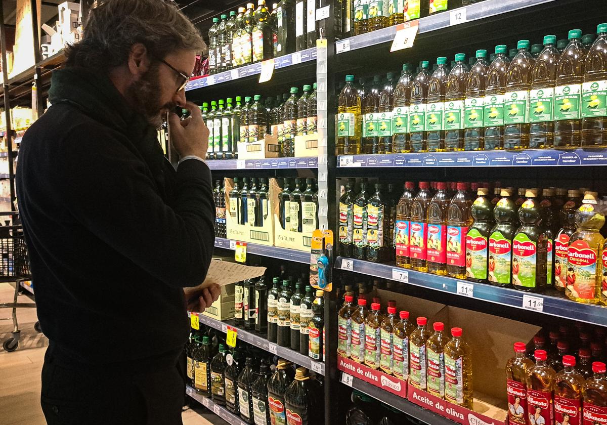 Gente comprando aceite de oliva en un supermercado