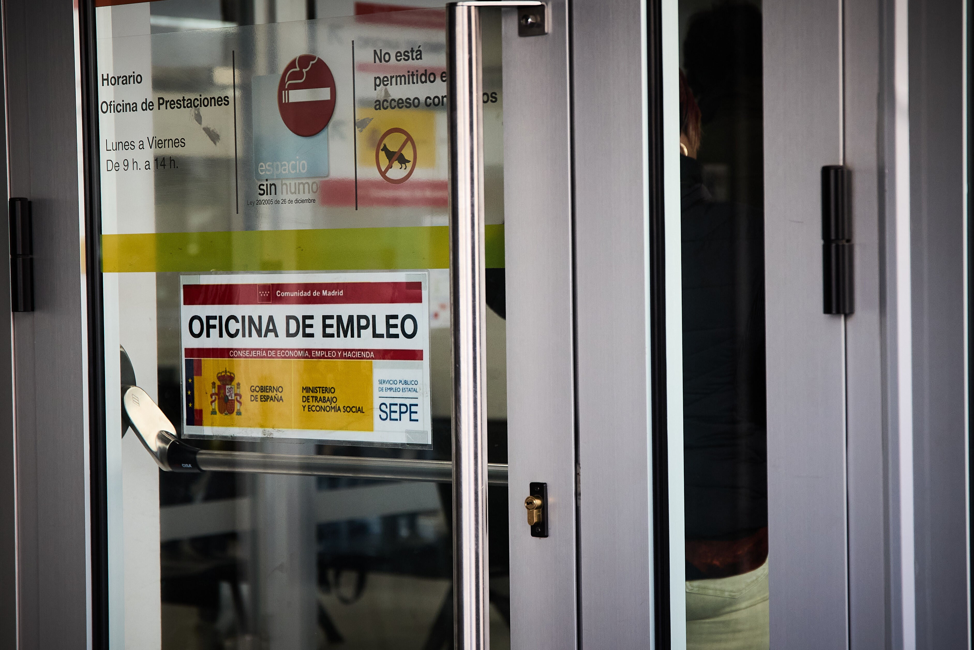 El SEPE avisa del documento que deben presentar quienes reciben la ayuda para mayores de 52 años