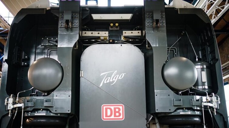 La húngara Magyar Vagon regala el oído a la plantilla de Talgo a la espera de la llamada del Gobierno
