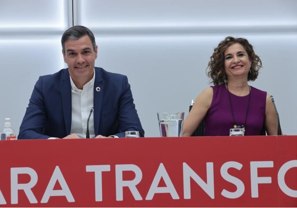 El presidente del Gobierno, Pedro Sánchez, y la vicepresidenta Montero en un acto del PSOE