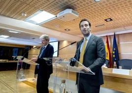 El ministro de Economía español, Carlos Cuerpo, junto al comisario europeo Paolo Gentiloni