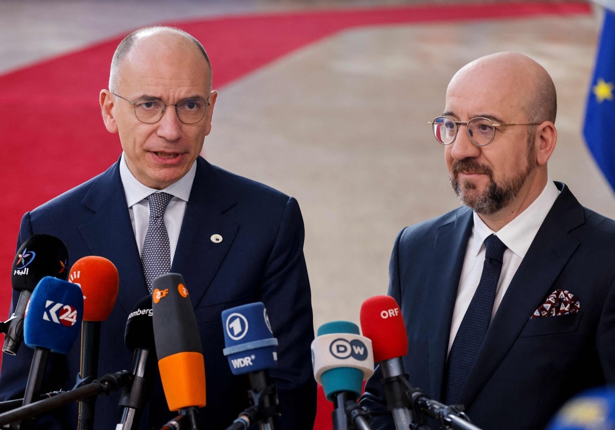 El ex primer ministro italiano Enrico Letta junto al presidente del Consejo Europeo, Charles Michel