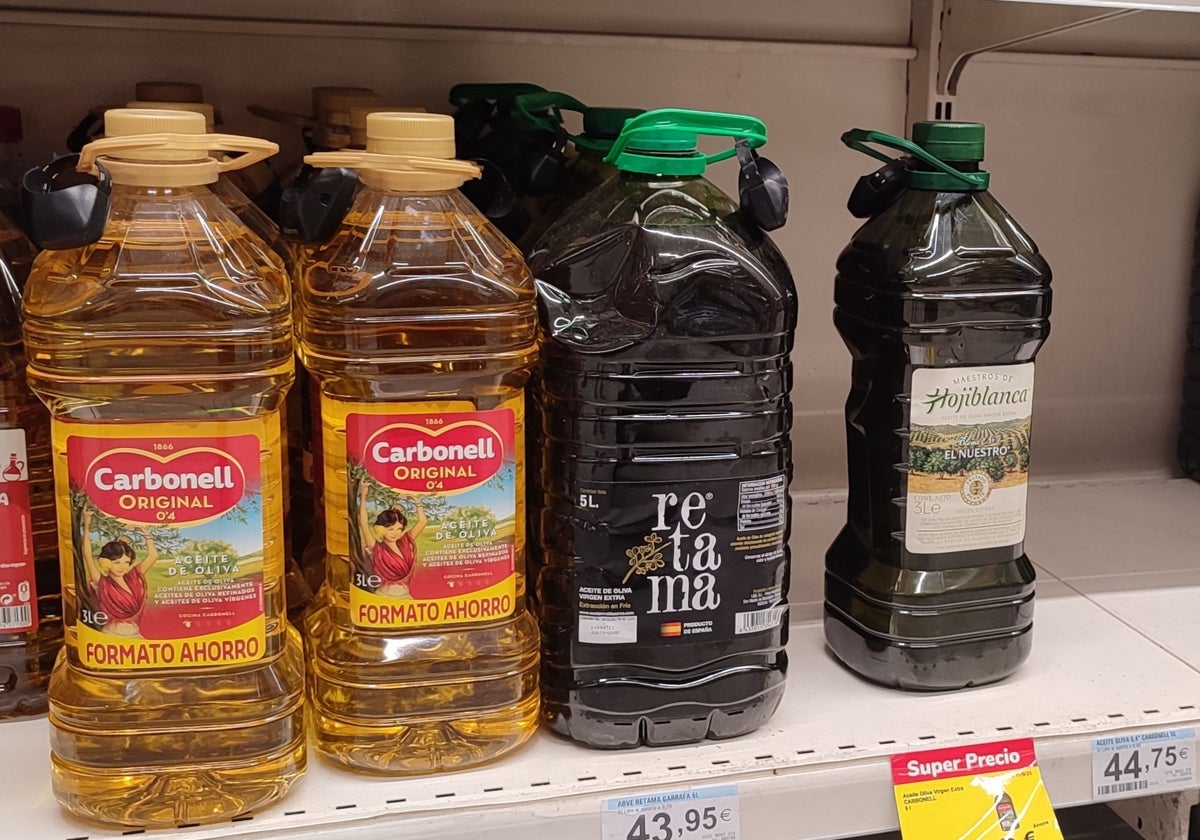 Varias botellas de aceite en un supermercado