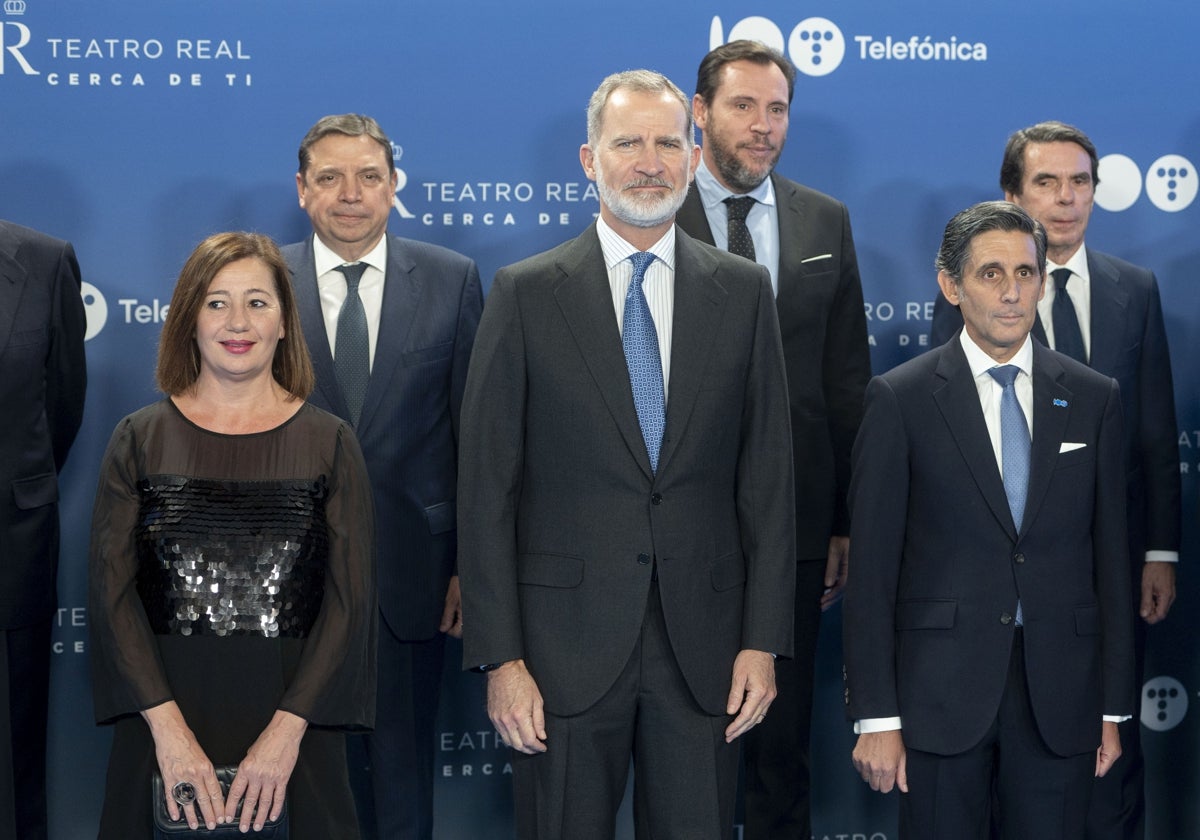 De izquierda a derecha y de arriba a abajo: el ministro de Agricultura, Luis Planas; el ministro de Transportes, Óscar Puente; el expresidente del Gobierno José María Aznar; la presidenta del Congreso, Francina Armengol; el Rey Felipe VI; y el presidente ejecutivo de Telefónica, José María Álvarez-Pallete, en la gala del centenario de Telefónica en el Teatro Real