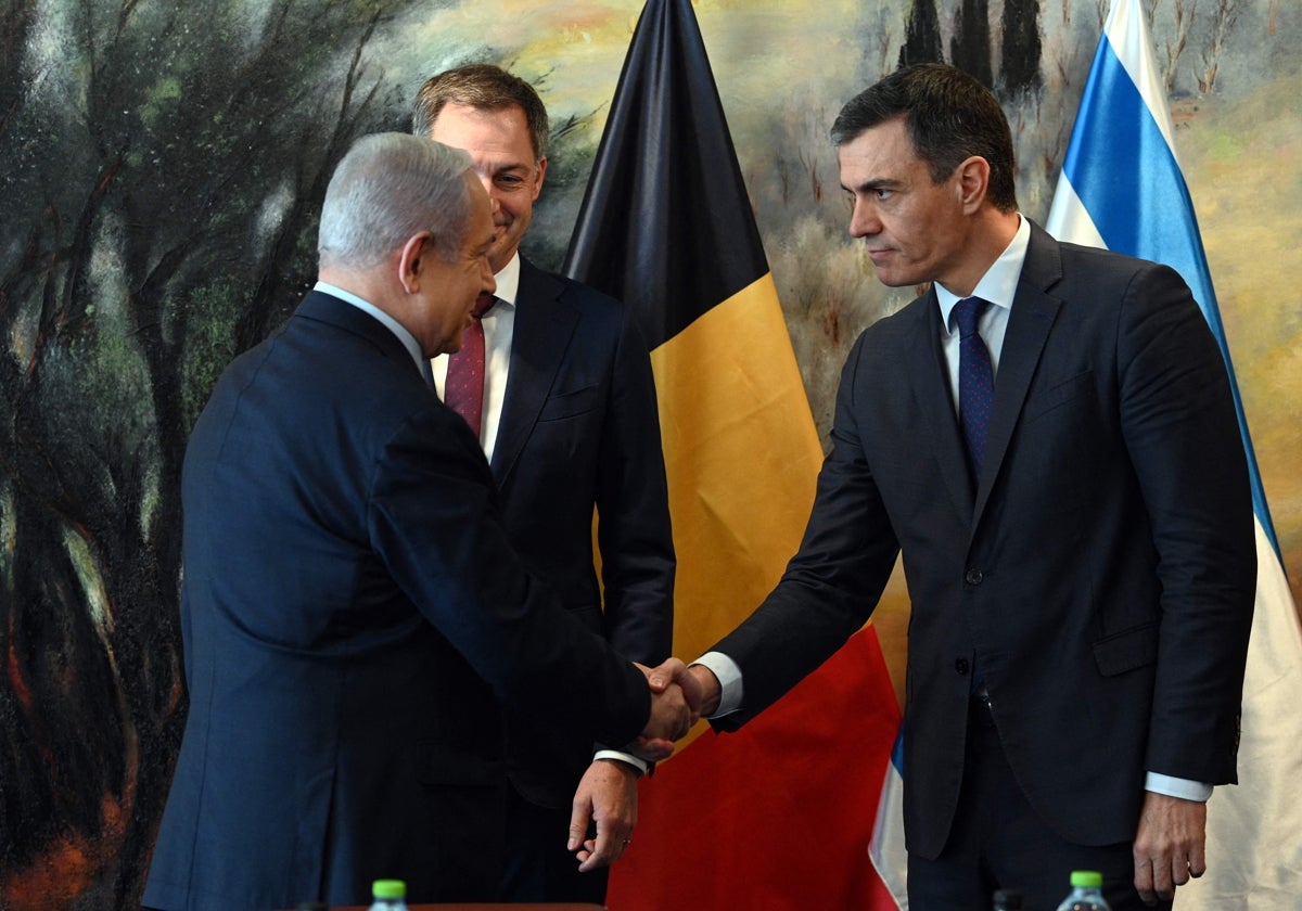 El primer ministro de Israel, Benjamin Netanyahu, da la mano al presidente del Gobierno, Pedro Sánchez