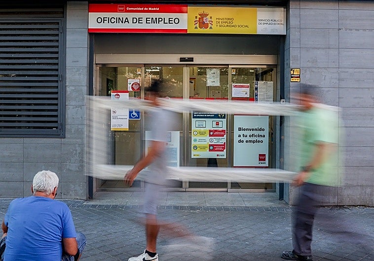 Varias personas pasan por delante de la oficina del SEPE