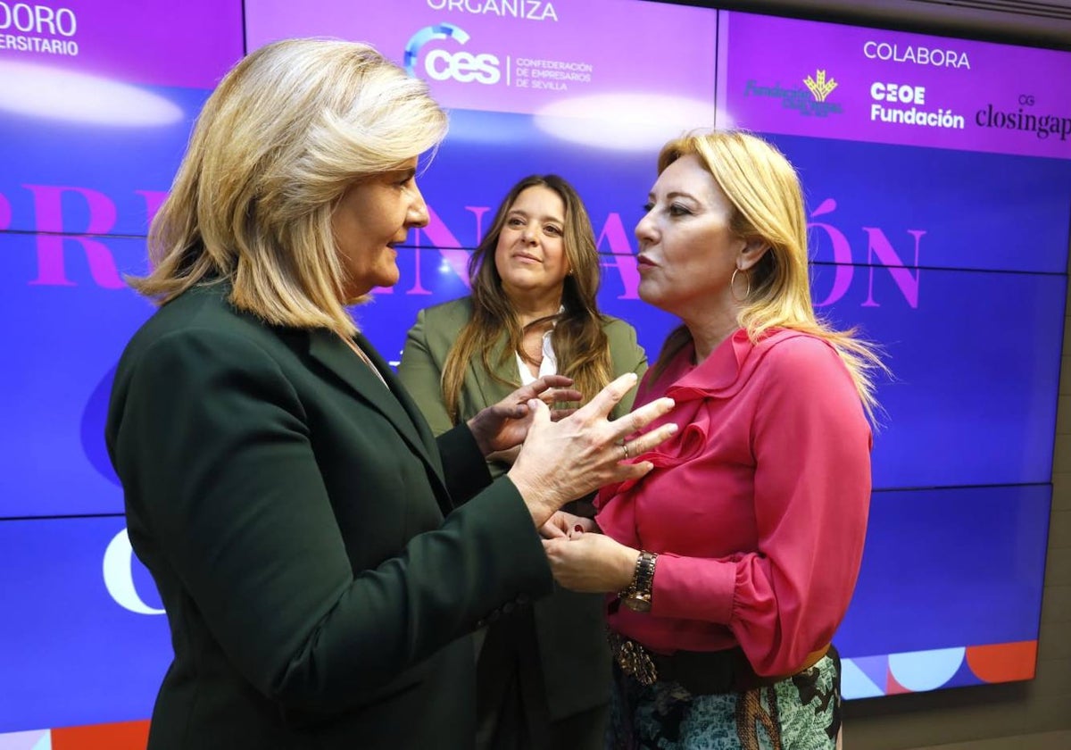 Fátima Báñez, exministra de Trabajo y presidente de la Fundación CEOE, conversa con la consejera andaluza Carolina España, en la presentación este martes del IV Índice Glosingap en Sevilla