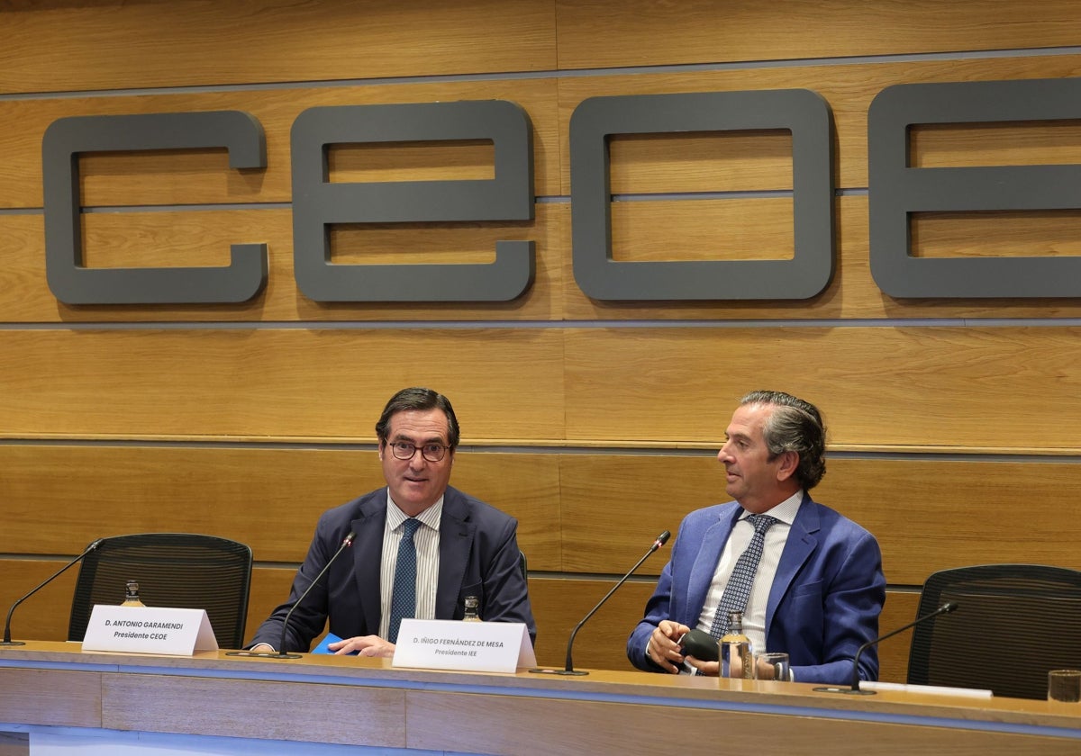 El presidente de CEOE, Antonio Garamendi, y el presidente del IEE, Íñigo Fernández de Mesa