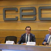 El presidente de CEOE, Antonio Garamendi, y el presidente del IEE, Íñigo Fernández de Mesa