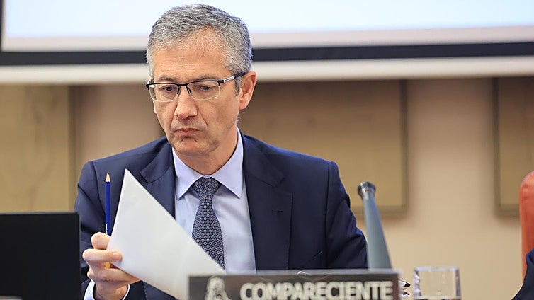 De Cos subraya los riesgos de la incertidumbre política y pide «grandes consensos» para no afectar al crecimiento económico