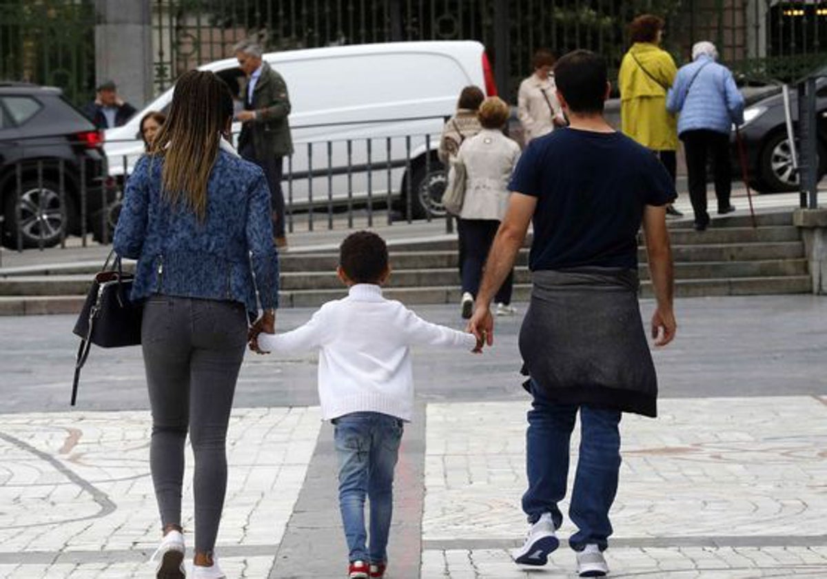 Una familia pasea por una calle de Madrid