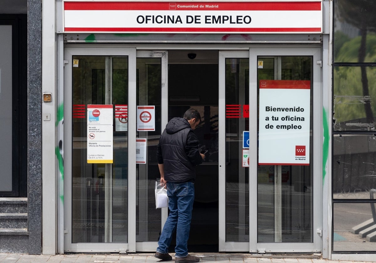 Una persona accede a una oficina de empleo en Madrid