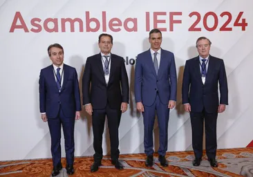 El presidente del Gobierno, Pedro Sánchez, posa junto al presidente de la IEF, Andrés Sendagorta, y el presidente Corporación Hijos de Rivera, Ignacio Rivera