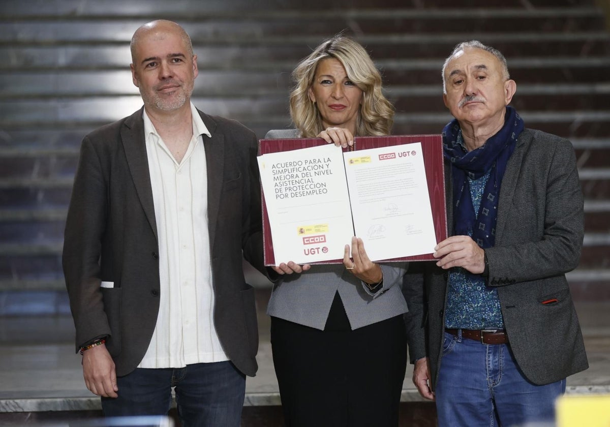 Yolanda Díaz con Unai Sordo y Pepe Álvarez en la firma del acuerdo que reforma el paro