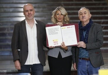 Yolanda Díaz junto a Unai Sordo y Pepe Álvarez en la firma de acuerdo que reforma el desempleo