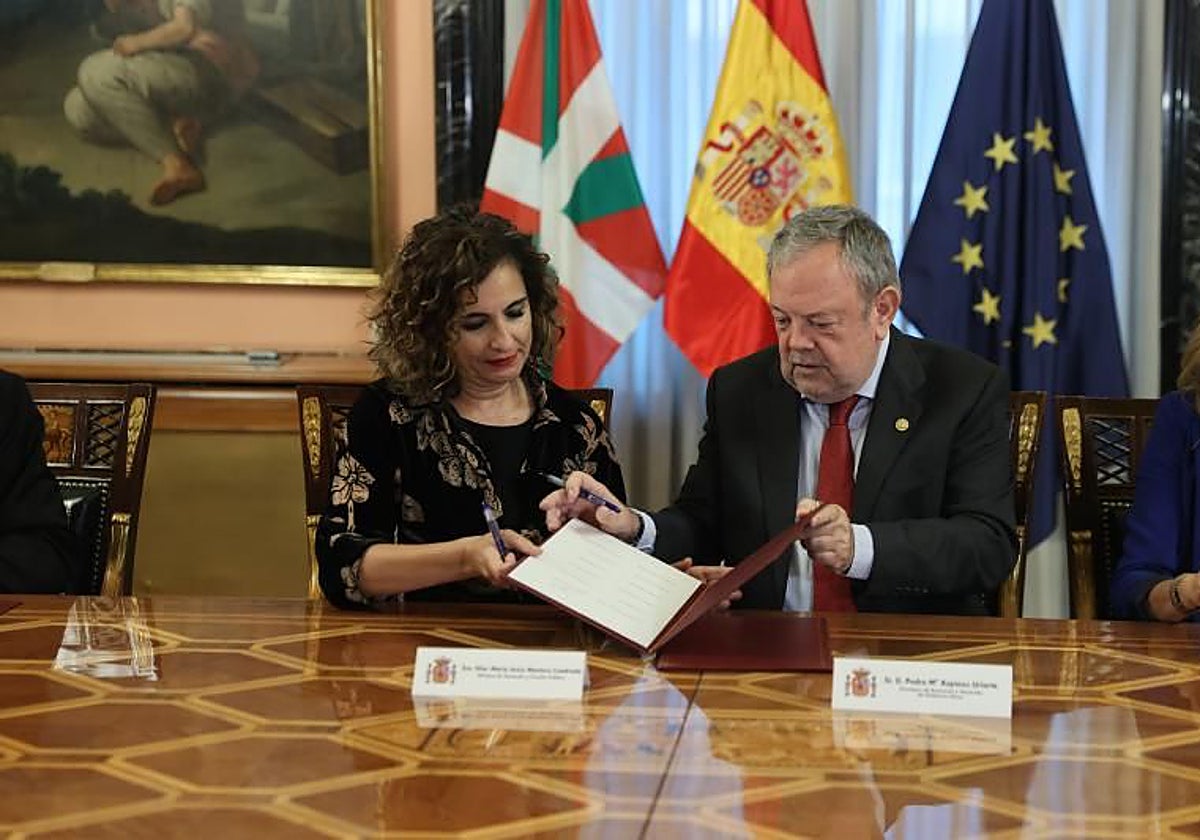 La ministra de Hacienda, María Jesús Montero, y el consejero Pedro Azpiazu, en la firma del cupo