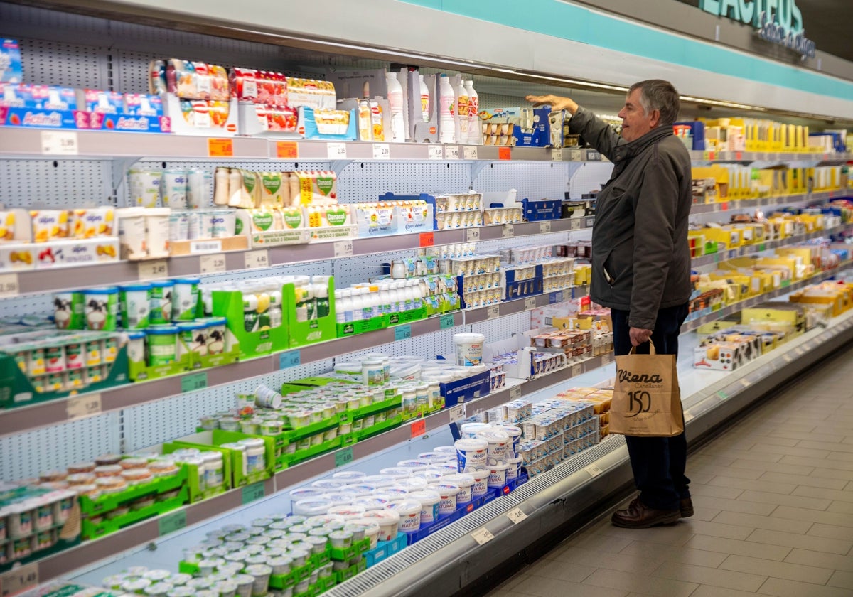 Imagen de archivo de una persona comprando en Carrefour, uno de los supermercados colaboradores con las tarjetas monedero