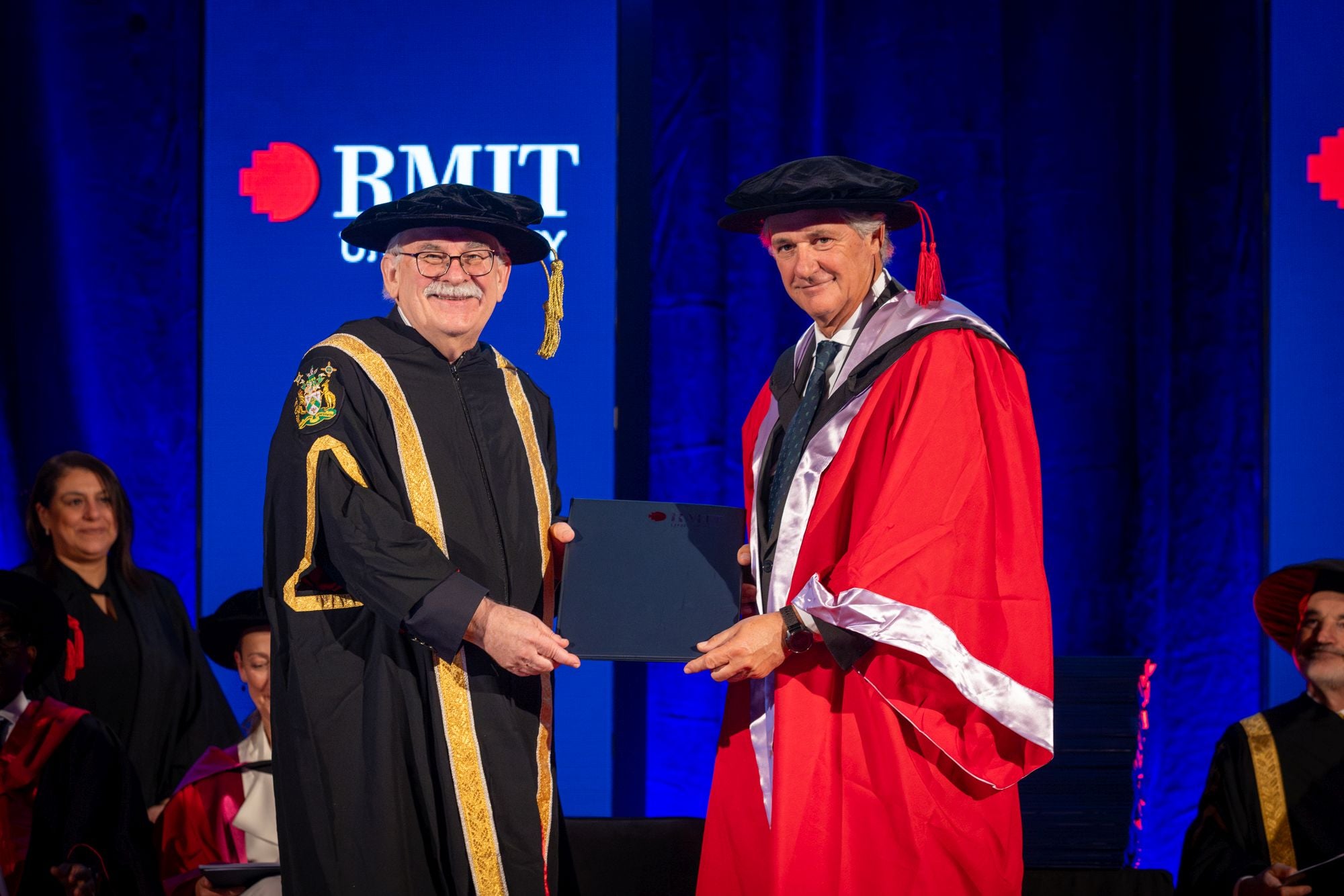 El rector de la RMIT University, profesor emérito Stephen Duckett, y José Manuel Entrecanales, presidente y CEO de ACCIONA, durante la ceremonia