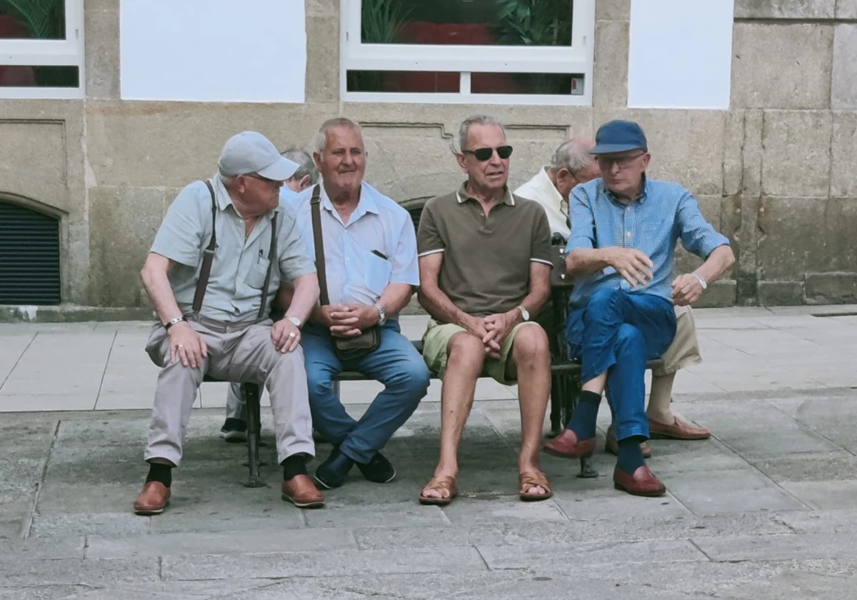 Un grupo de jubilados en la Plaza de la Herrería (Pontevedra)