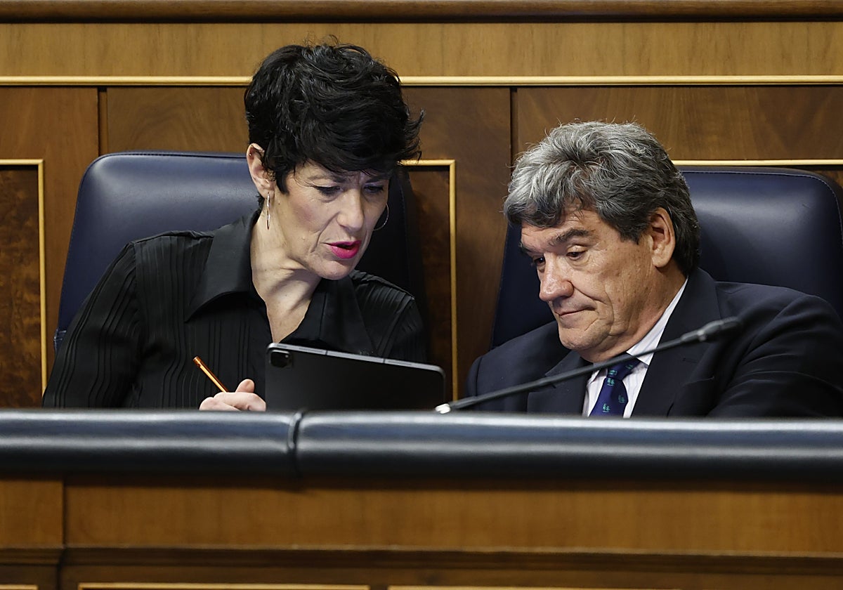 La ministra de Seguridad Social Elma Saiz con José Luis Escrivá, su antecesor y actual ministro de Transformación Digital